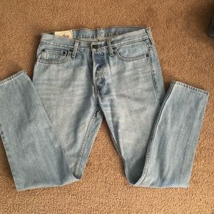 LIGHT WASH SKINNY JEANS